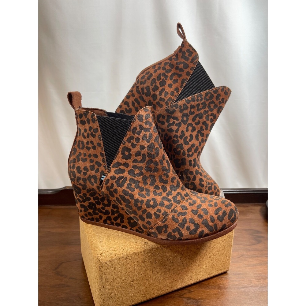 Women's TOMS Kelsey SZ  8.5 Animal Print Cheetah Print Suede Wedge Boot 10016856